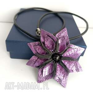 Metaliczny fioletowy kwiat na czarnym rzemieniu, naszyjnik skórzany