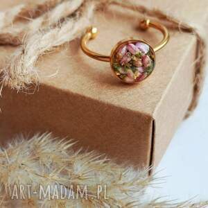 pierścionek z żywicy suszonymi kwiatami wrzosa, biżuteria boho
