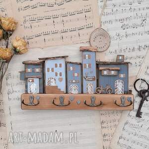 wieszak z szarymi domkami na klucze ręcznie malowane, drewniane domki