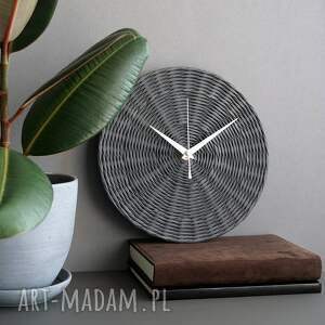 minimalistyczny zegar do salonu, wyplatane akcesoria, industrialne dekoracje