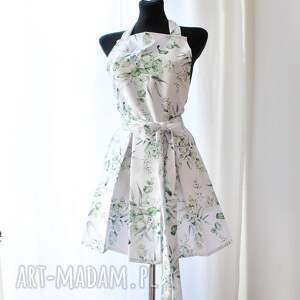 biały fartuch sukienkowy ze wzorem liści fnartuch jak sukienka, piękny