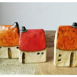 handmade ceramika domki z pomarańczowoczerwonymi daszkami