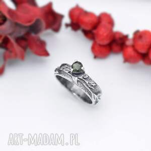 pierścionek z zielonym turmalinem i roślinnym wzorem rozmiar 12