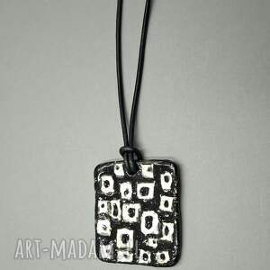 wisior czerń i biel, ceramika rzemień, prezent, efektowny