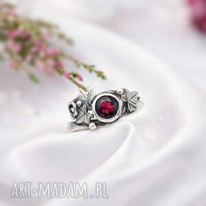 z Bluszczem i, pierścionek - granatem