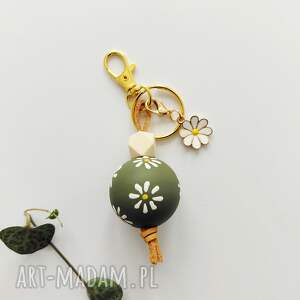 brelok drewniany ze stokrotką, zawieszka do torebki