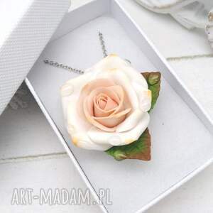 wisior ręcznie robiony, biała róża z perłowym środkiem, biżuteria gliny