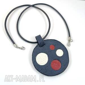 Granatowa skórzana zawieszka z biało czerwonym akcentem