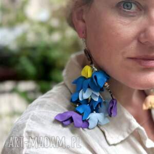 kolczyki długie leciutkie kwiaty podstawa drewniana niezwykłe zwracające