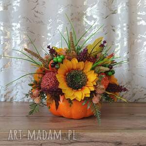 jesienna dekoracja na stół stroik jesienny ze słonecznikami, dynie dekoracje