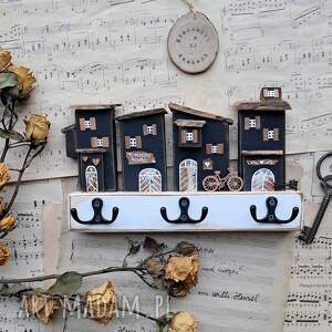 wieszak z czarnymi domkami no 1, na klucze pomysł prezent, drewniane