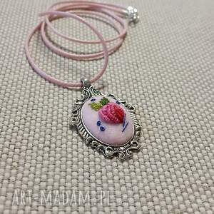 ręcznie haftowany wisior dla beaty, niebanalnie, boho biżuteria filcu