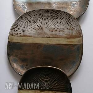 zestaw trzech talerzy etno ceramika rękodzieło talerze z gliny