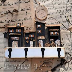 Prezent z domkami czarno biały, wieszak - drewna