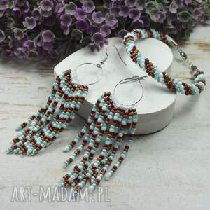 komplet biżuterii z koralików w odcieniach brązu, bieli i błękitu, kolorowa