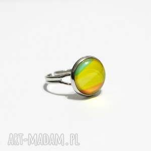 pierścionek - żółty 12 mm szklane, tęczowe niej, dziewczynki