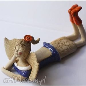handmade ceramika anioł leżący z kitkiem