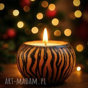 drewniany świecznik tealight z motywem pasów inspirowanych naturą niej