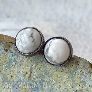 minimalistyczne sztyfty z howlitami d141, białe kolczyki