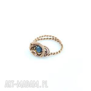 szafir regulowany pierścionek z miedzi, wire wrapping, dla niej biżuteria