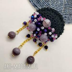 Broszka szydełkowa czarna z fioletowymi koralikami