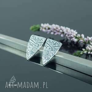 srebrne kolczyki trójkąty z kwiatowym wzorem kwiaty