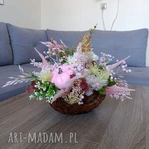 Jesienna dekoracja w koszyku. Kompozycja z dyniami. Stroik