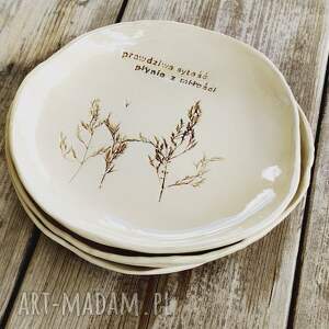 Talerzyk ceramiczny 23 cm z gliny - napis i tłoczone trawy art-Madam.pl