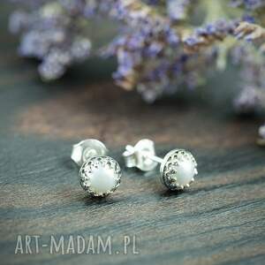 srebrne kolczyki z perłami w koronce, perłowym oczkiem, białe perły