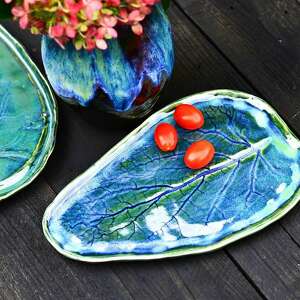 talerz ceramiczny w kształcie niebiesko zielonego liścia, zielona patera