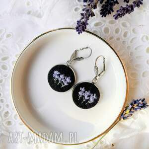 kolczyki haftowane ręcznie lawendowe czarne, dziewczęca biżuteria z haftem