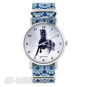 zegarek - czarny koń cyfry niebieski, kwiaty, nylonowy pasek, biżuteria końska