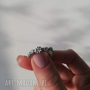 srebrny pierścionek z kwiatami srebrna obrączka, niepowtarzalny, etyczna