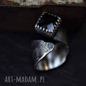 pierścień z onyksem regulowana obrączka, srebro oksydowane, srebrna biżuteria