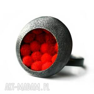 czerwony pierścionek regulowany z oksydowanego srebra, biżuteria