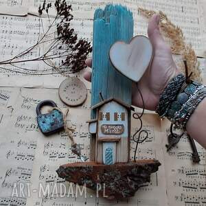 rustykalny wieszak z domkiem i serduszkiem no 2 na klucze pomysł