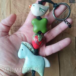 Ceramiczny brelok z miętowym konikiem - truskawka, koniczyna i ptaszek (handmade)