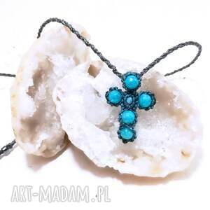 krzyżyk z kamieni apatyt i agat w makramie naszyjnik regulowany kamienie