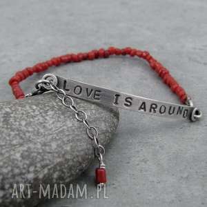 love is around and coral napisem personalizowana, blaszka, surowa walentynki