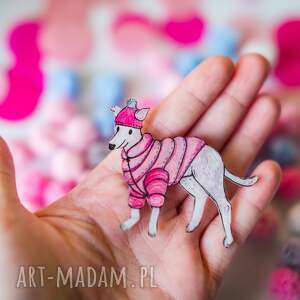 pomysł na upominek Broszka z białym psem w puchowej kurtce, pies