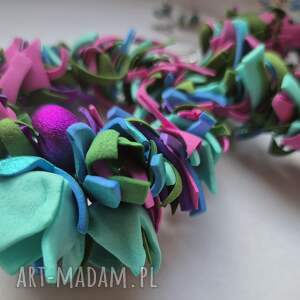 Kolczyki szalone, ukwiecone koła bardzo duże lekkie widoczne dla osoby