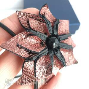 różowy kwiat boho, naszyjnik z zawieszką na czarnym rzemieniu, rzemyku