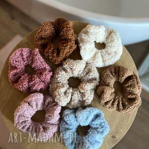 miękka, puszysta gumka do włosów scrunchie brazowa prezent dla wnuczki