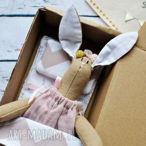 mały królik w pudełeczku, prezent, domek dla lalek przytulanka naturalna