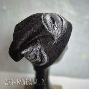 czapka wełniana filcowana zimowa czarna handmade w kwiaty na podszewce - rozmiar