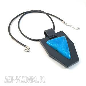 Skórzany naszyjnik damski z zawieszką z niebieskim agatem