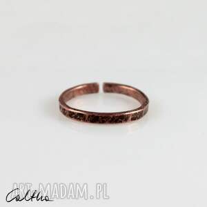 Caltha, nieregularna - miedziana obrączka (2000 - 01), miedziany pierścionek, cienka