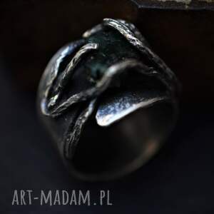 srebrny pierścionek ze szmaragdem
