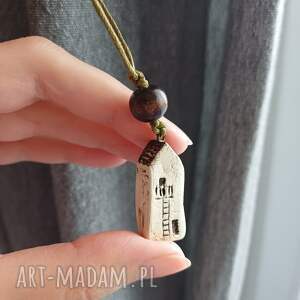 Arty-Styczne, Zawieszka brelok - domek ceramiczny z brązowym dachem 1, ceramika rękodzieło, prezent, unikalny