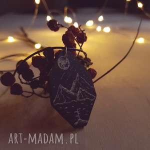 handmade naszyjniki drewniany wisior grawerowany, moonlight minimalist art